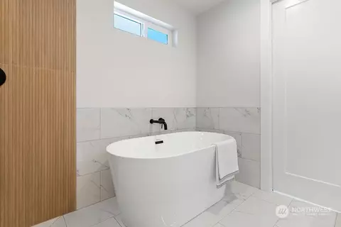 Bath - 1335 E Maple St, Kent, WA 98030 photo 4 of 6