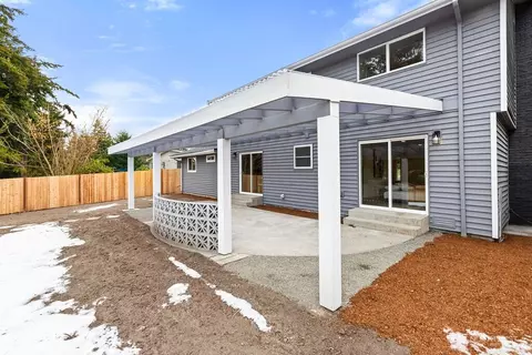 Exterior - 1335 E Maple St, Kent, WA 98030 photo 5 of 8