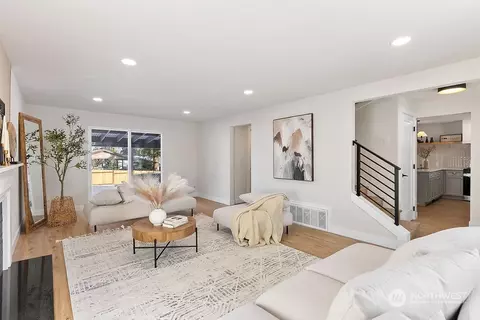Living - 1335 E Maple St, Kent, WA 98030 photo 2 of 2