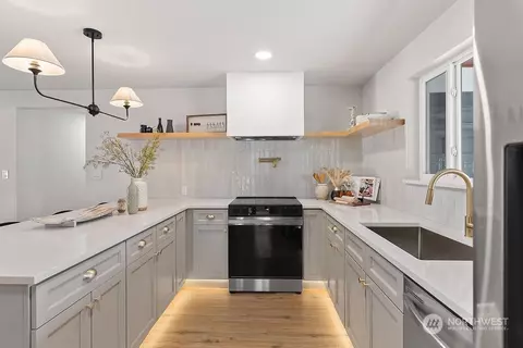 Kitchen - 1335 E Maple St, Kent, WA 98030 photo 2 of 5