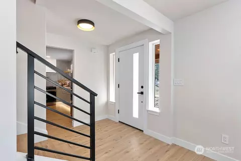 Entry Way - 1335 E Maple St, Kent, WA 98030 photo 2 of 3