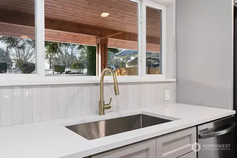 Kitchen - 1335 E Maple St, Kent, WA 98030 photo 4 of 5