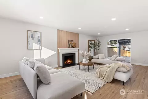 Living - 1335 E Maple St, Kent, WA 98030 photo 1 of 2