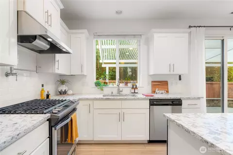 Kitchen - 16815 37th Dr SE, Bothell, WA 98012 photo 3 of 4