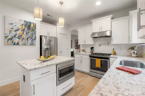 Kitchen - 16815 37th Dr SE, Bothell, WA 98012 photo 2 of 4