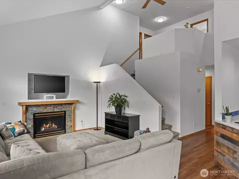Living - 14320 53rd Ave SE, Everett, WA 98208 photo 4 of 4
