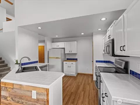 Kitchen - 14320 53rd Ave SE, Everett, WA 98208 photo 3 of 4