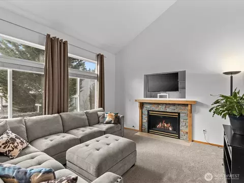 Living - 14320 53rd Ave SE, Everett, WA 98208 photo 2 of 4