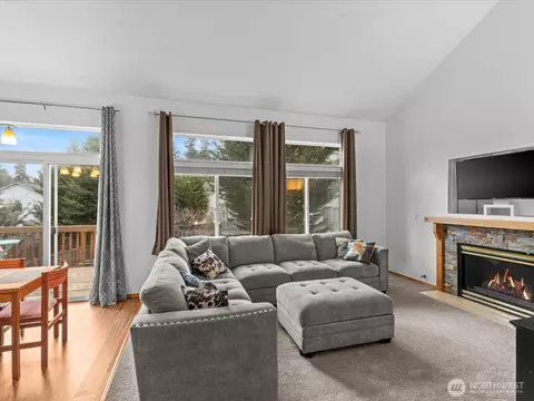 Living - 14320 53rd Ave SE, Everett, WA 98208 photo 1 of 4