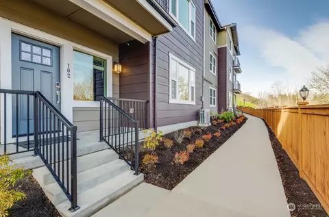 19382 NE 69th Cir #102, Redmond, WA 98052