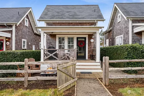 34 Grove Ln, Pacific Beach, WA 98571