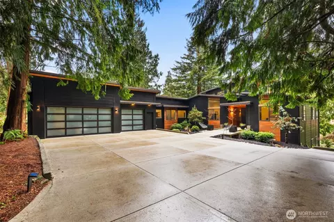 17010 Hamlin Rd NE, Lake Forest Park, WA 98155
