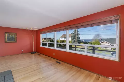 Living - 714 33rd St, Everett, WA 98201 photo 2 of 3