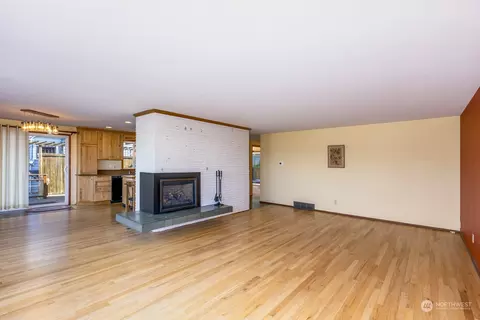 Living - 714 33rd St, Everett, WA 98201 photo 3 of 3