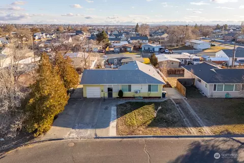 919 W Loop Dr, Moses Lake, WA 98837