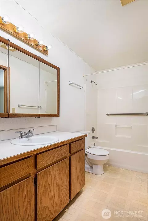 Bath - 7713 Lower Ridge Rd, Everett, WA 98203 photo 1 of 4