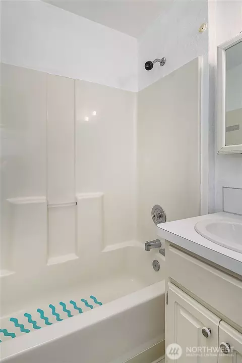 Bath - 7713 Lower Ridge Rd, Everett, WA 98203 photo 4 of 4