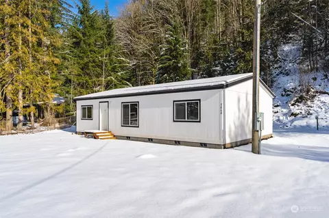 7868 Santa Fe Trl, Maple Falls, WA 98266