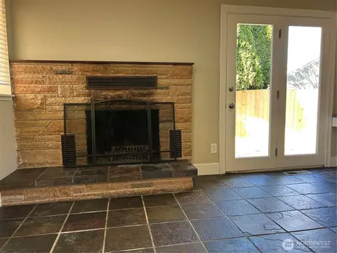 Living - 2225 Jackson Ave, Everett, WA 98203 photo 5 of 5