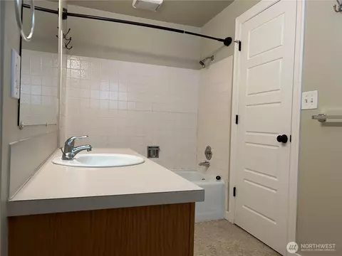 Bath - 2225 Jackson Ave, Everett, WA 98203 photo 3 of 3
