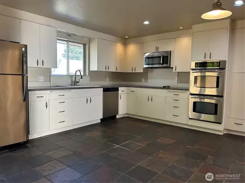 Kitchen - 2225 Jackson Ave, Everett, WA 98203 photo 2 of 4
