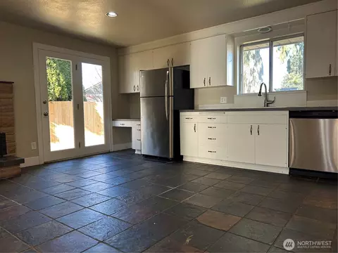 Kitchen - 2225 Jackson Ave, Everett, WA 98203 photo 1 of 4