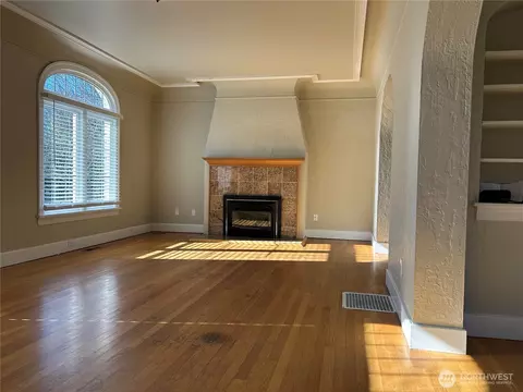 Living - 2225 Jackson Ave, Everett, WA 98203 photo 2 of 5