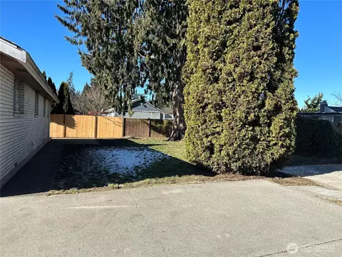 Exterior - 2225 Jackson Ave, Everett, WA 98203 photo 3 of 4
