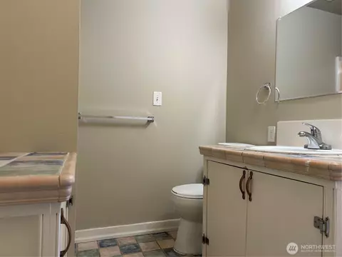Bath - 2225 Jackson Ave, Everett, WA 98203 photo 1 of 3