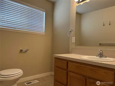 Bath - 2225 Jackson Ave, Everett, WA 98203 photo 2 of 3
