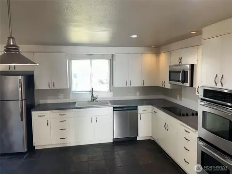 Kitchen - 2225 Jackson Ave, Everett, WA 98203 photo 4 of 4