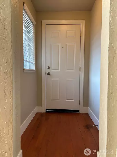 Entry Way - 2225 Jackson Ave, Everett, WA 98203 photo 1 of 3