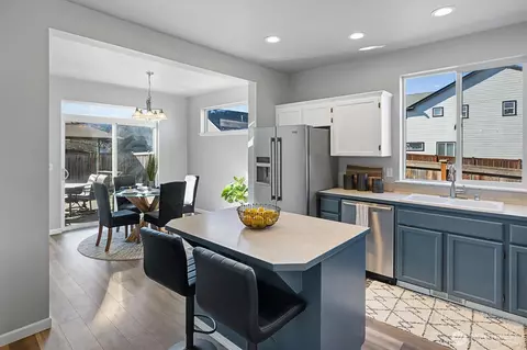 Kitchen - 302 Phoenix Ave SW, Orting, WA 98360 photo 3 of 5