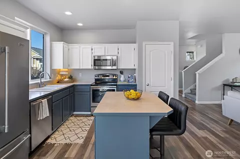 Kitchen - 302 Phoenix Ave SW, Orting, WA 98360 photo 1 of 5