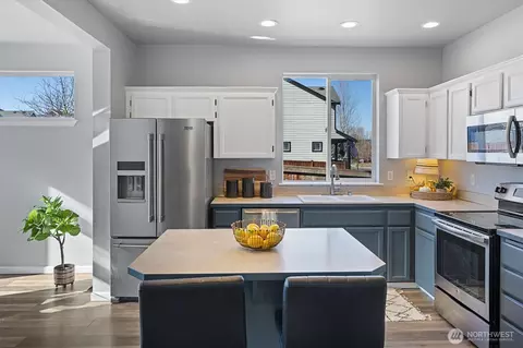 Kitchen - 302 Phoenix Ave SW, Orting, WA 98360 photo 2 of 5