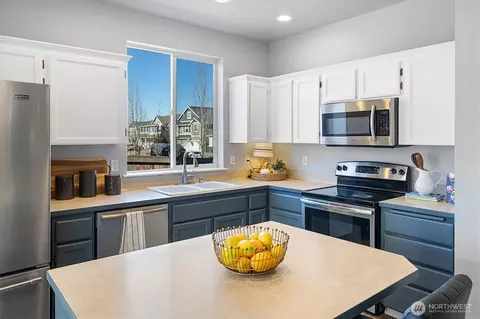 Kitchen - 302 Phoenix Ave SW, Orting, WA 98360 photo 4 of 5