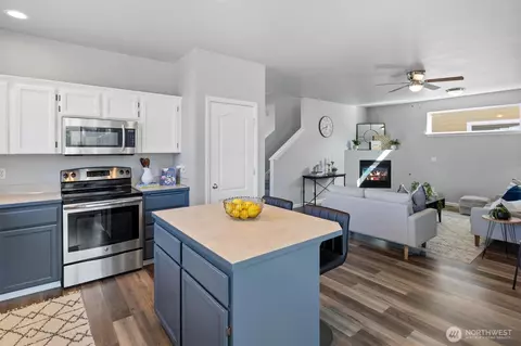 Kitchen - 302 Phoenix Ave SW, Orting, WA 98360 photo 5 of 5