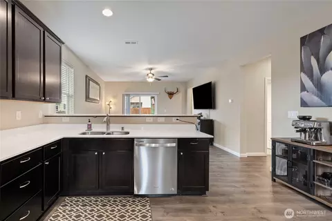 Kitchen - 601 Petersen Dr E, Enumclaw, WA 98022 photo 2 of 4
