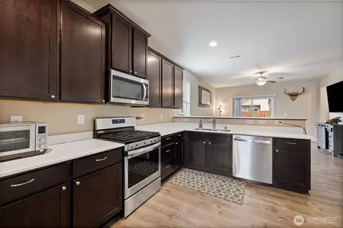 Kitchen - 601 Petersen Dr E, Enumclaw, WA 98022 photo 3 of 4