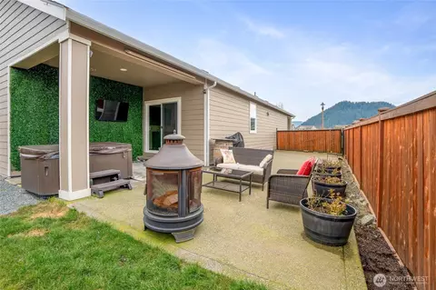Exterior - 601 Petersen Dr E, Enumclaw, WA 98022 photo 5 of 9