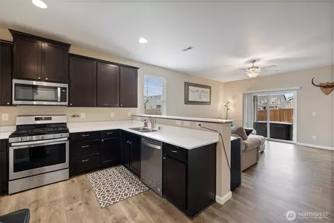 Kitchen - 601 Petersen Dr E, Enumclaw, WA 98022 photo 4 of 4