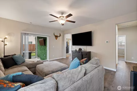 Living - 601 Petersen Dr E, Enumclaw, WA 98022 photo 1 of 1