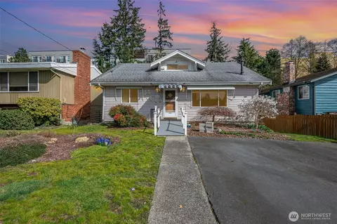 9032 Palatine Ave N, Seattle, WA 98103