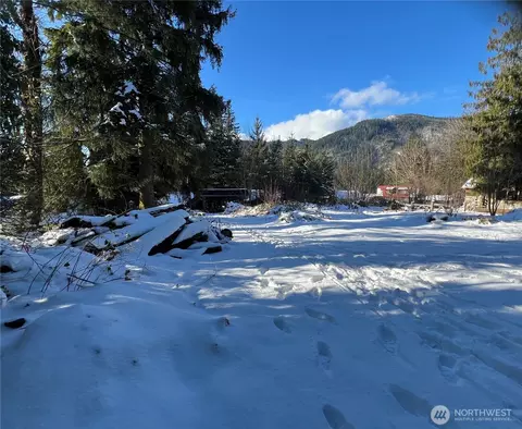 7949 Santa Fe Trl, Maple Falls, WA 98266