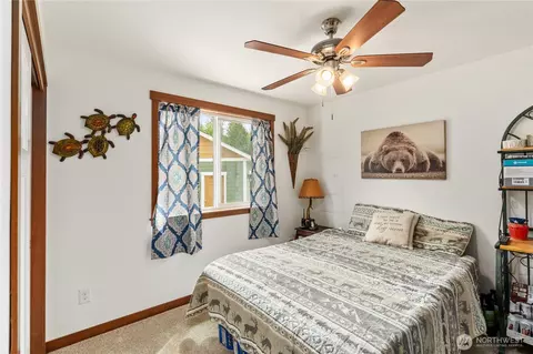 Bedroom - 2415 Ocean Beach Rd, Copalis Crossing, WA 98536 photo 1 of 2
