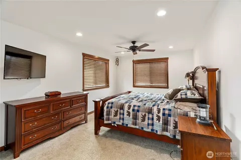 Bedroom - 2415 Ocean Beach Rd, Copalis Crossing, WA 98536 photo 2 of 2