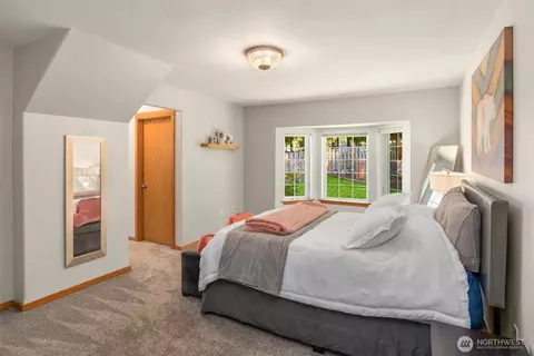 Bedroom - 470 E Soderberg Rd, Allyn, WA 98524 photo 2 of 5