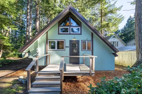 37070 Cypress Dr NE, Hansville, WA 98340