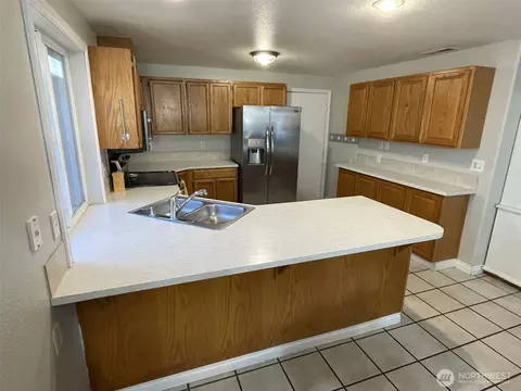 Kitchen - 5019 Marlin Ln, Pasco, WA 99301 photo 2 of 2