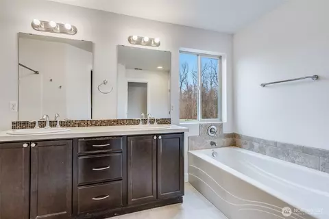 Bath - 309 Phoenix Ave SW, Orting, WA 98360 photo 3 of 4